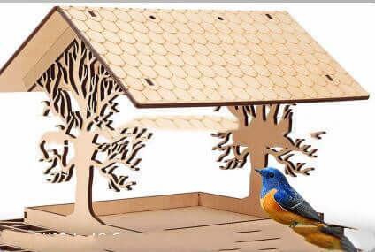 Mangeoire à oiseaux en bois décorative avec un oiseau coloré, parfaite pour le jardin ou le balcon.