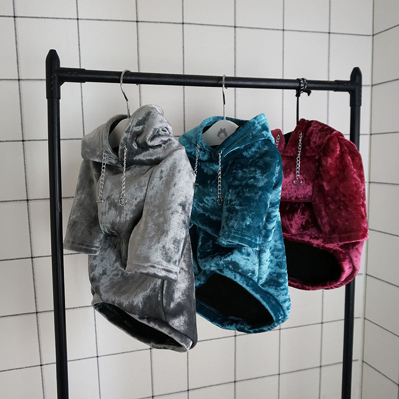 Pulls douillets à capuche pour chiens et chats, disponibles en gris, bleu et rouge, en velours de haute qualité.