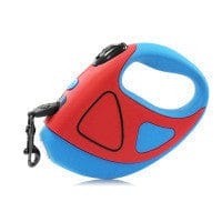 Laisse rétractable pour chien rouge et bleue avec bouton de sécurité, idéale pour promenades nocturnes.