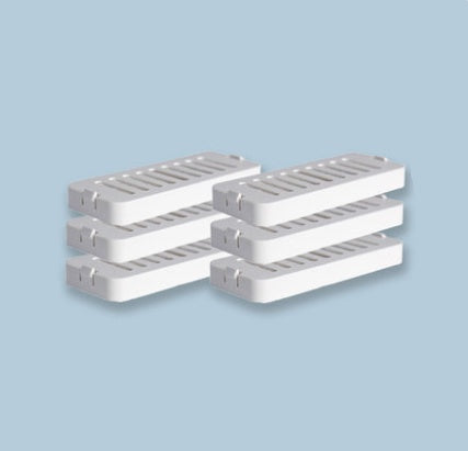 Ensemble de bacs en plastique blanc empilés pour rangement ou stockage.