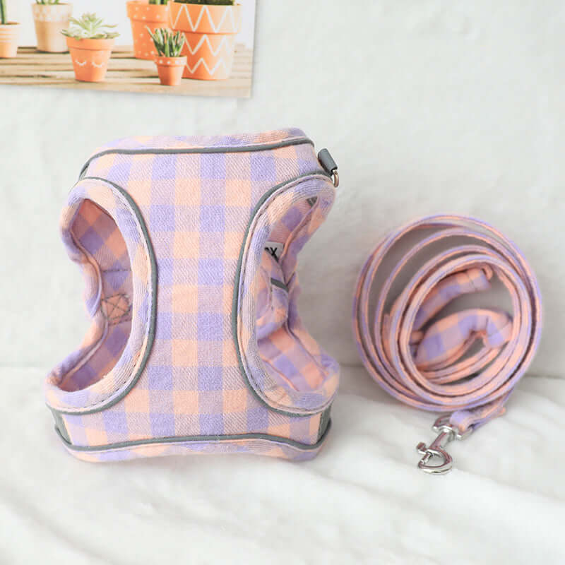 Harnais en style gilet pour chats avec la laisse assortie, en tissu à carreaux violet et orange.