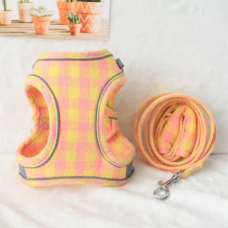 Harnais de poitrine en style gilet pour chats avec laisse assortie, motif à carreaux rose et jaune.