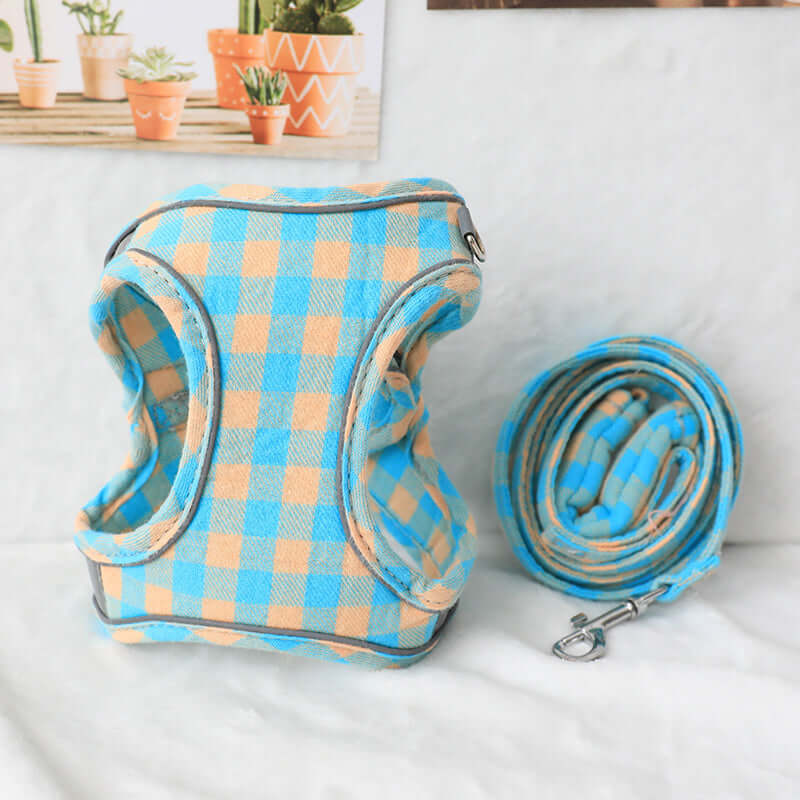 Harnais de poitrine en style gilet pour chats en tissu à carreaux bleu et orange avec laisse assortie.