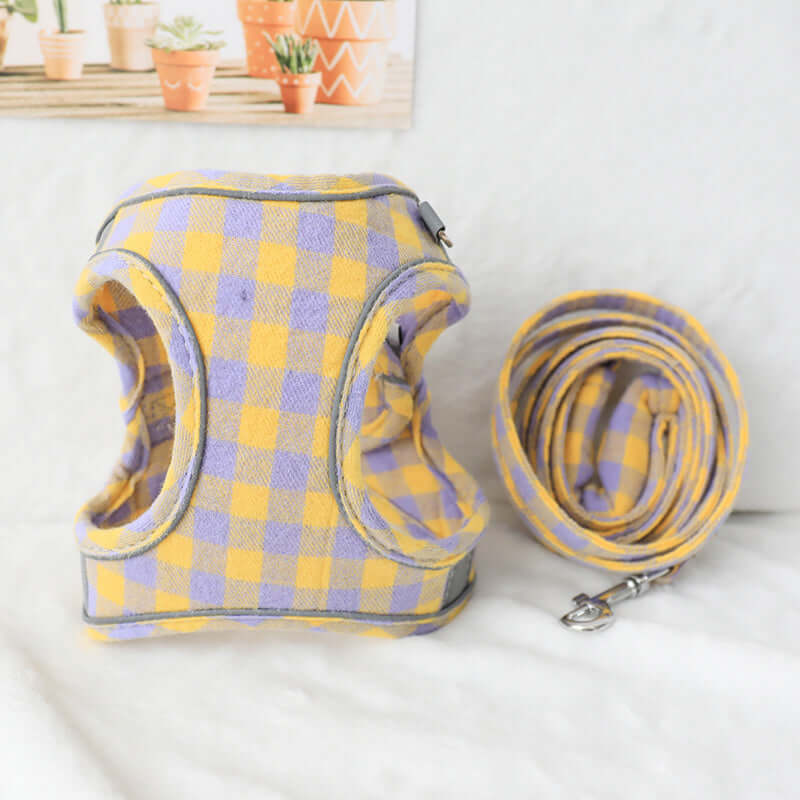 Harnais de poitrine en style gilet pour chats jaune et violet avec laisse assortie, idéal pour les promenades.