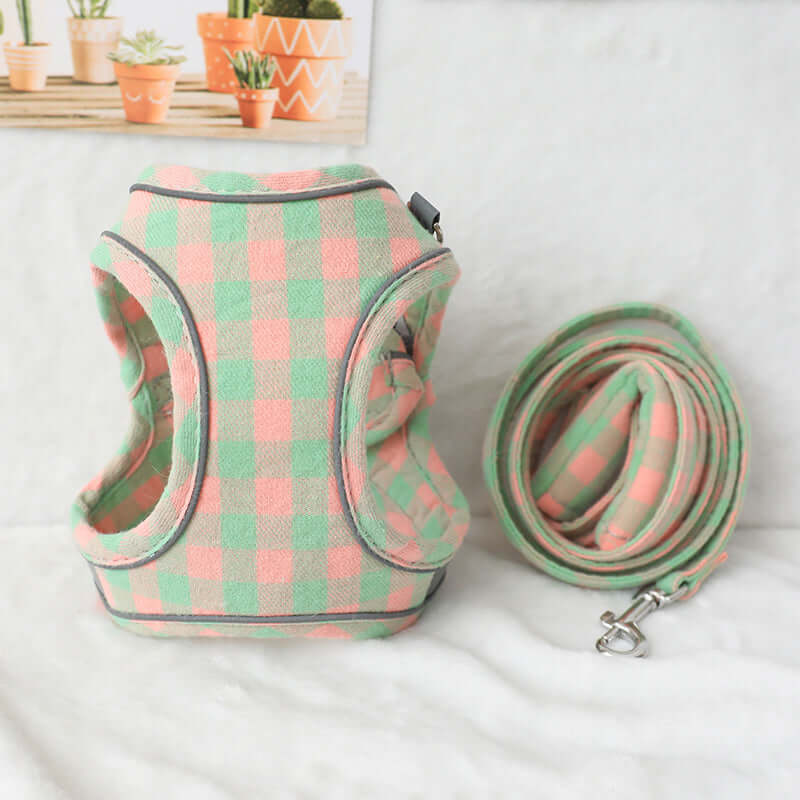 Harnais de poitrine en style gilet pour chats, design à carreaux rose et vert avec la laisse assortie.