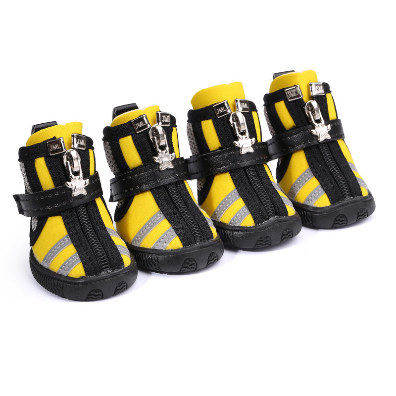 Chaussures de sport pour chiens en tissu de plongée, waterproof, confortables, et stylées pour aventures.