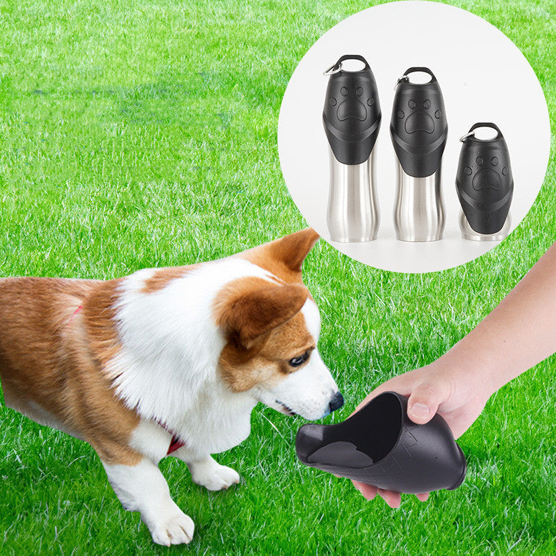Bouteille d'eau portable pour animaux, chien buvant, accessoire pratique pour balades en pleine air.