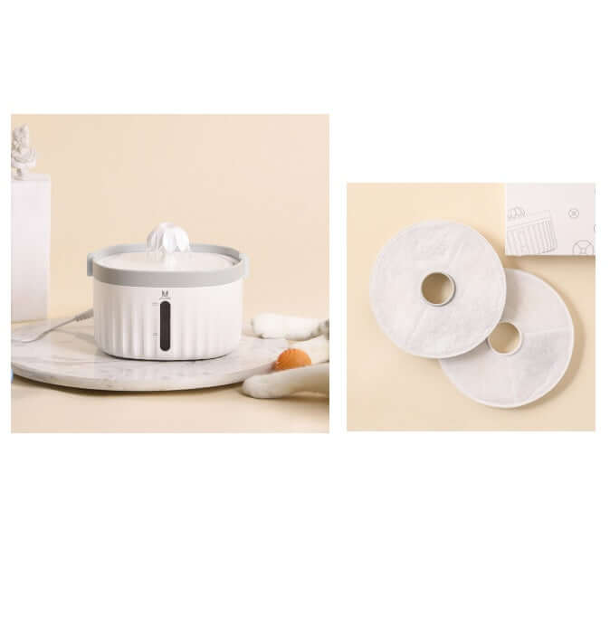 Distributeur d'eau pour chat blanc avec filtres de remplacement, assurant une hydratation optimale des animaux.
