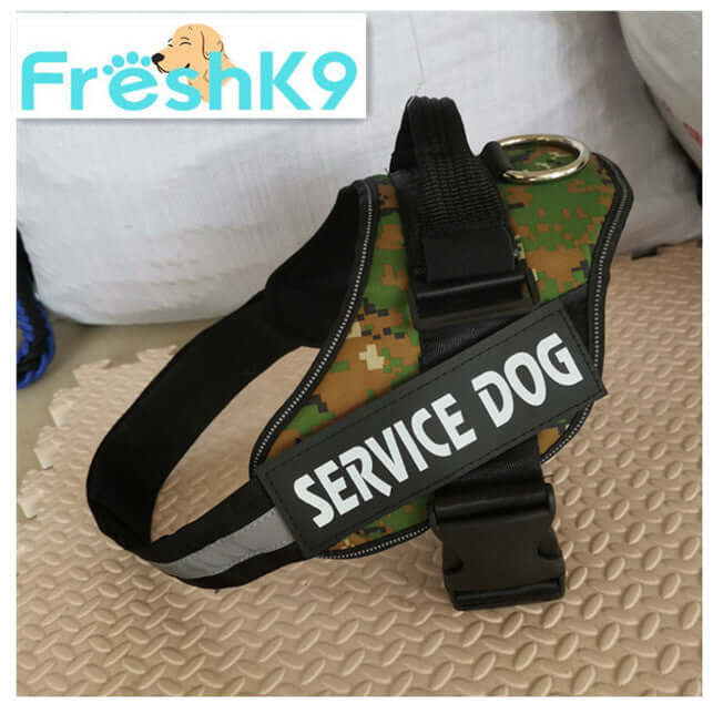 Harnais de poitrine pour chien en nylon avec inscription "Service Dog" en camouflage, idéal pour le confort et la sécurité des animaux.