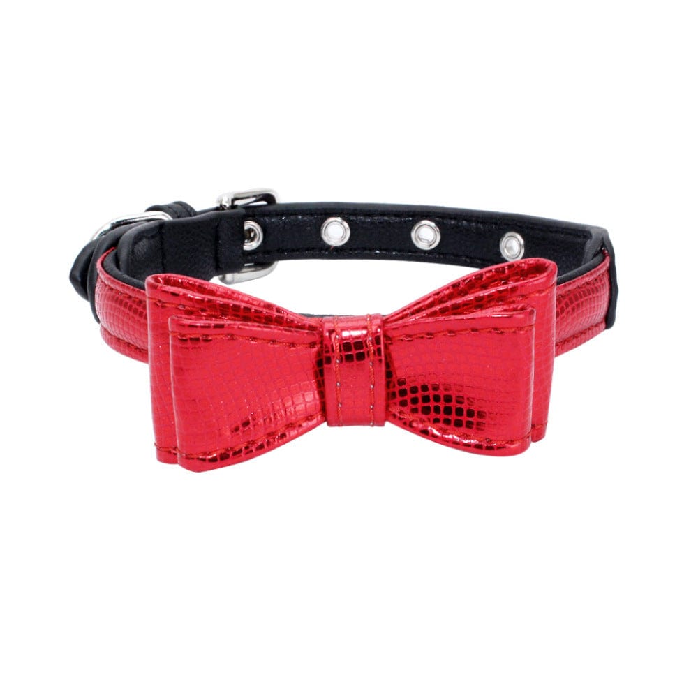 Collier en cuir noir avec nœud papillon rouge pour animaux de compagnie, alliant style et confort.