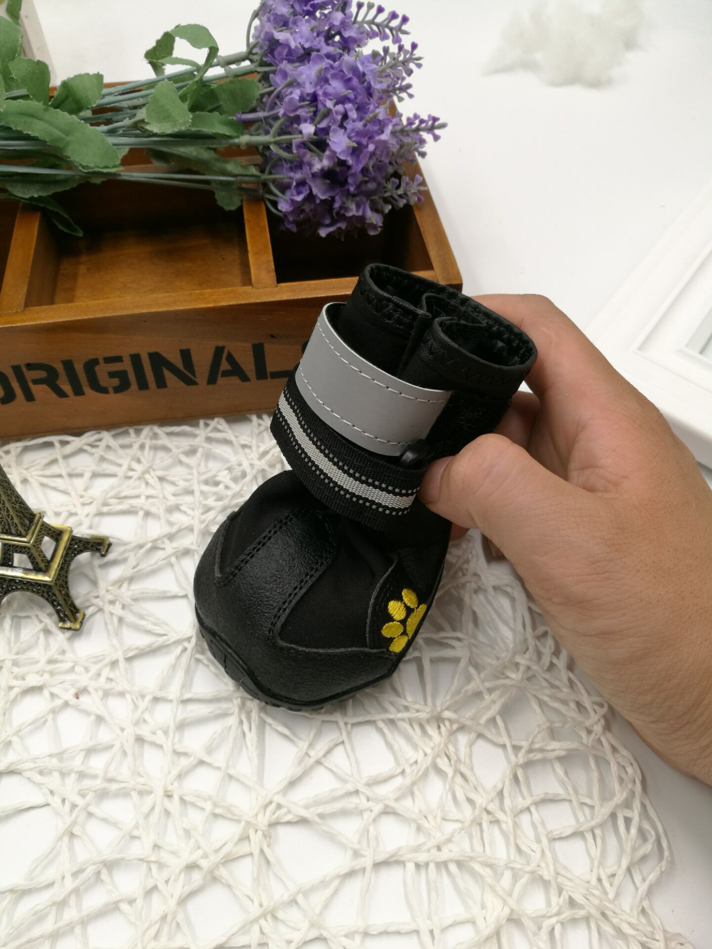 Chaussure pour chien résistante aux intempéries, confortable et protégée avec semelle en PVC étanche.