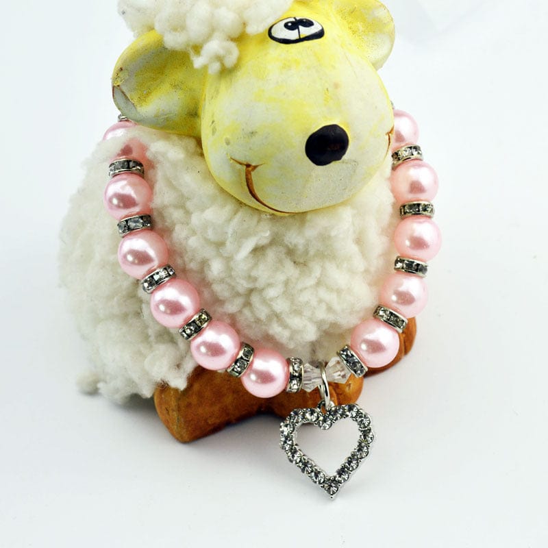 Collier en perles rose pour animaux de compagnie avec charme en cœur, élégant et confortable.