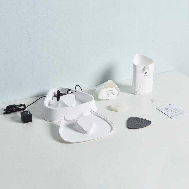 Distributeur d'eau électrique Shell pour animaux avec accessoires, câbles et manuel.