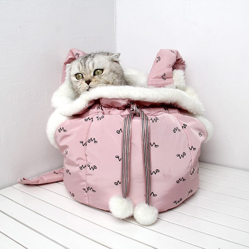 Sac à dos de transport pour animaux en rose avec un chat à l'intérieur, parfait pour l'hiver et les voyages.