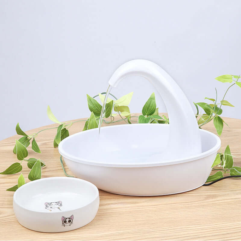 Distributeur automatique d'eau pour chats en forme de cygne avec réservoir et bol, idéal pour l'hydratation des animaux.