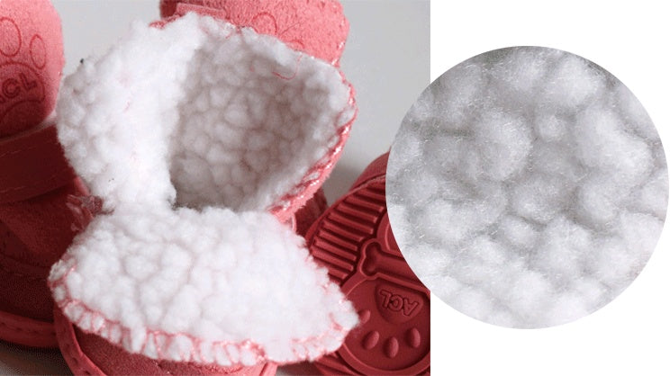 Intérieur en peluche doux des bottes en velours pour chiens, offrant confort et chaleur pour l'hiver.