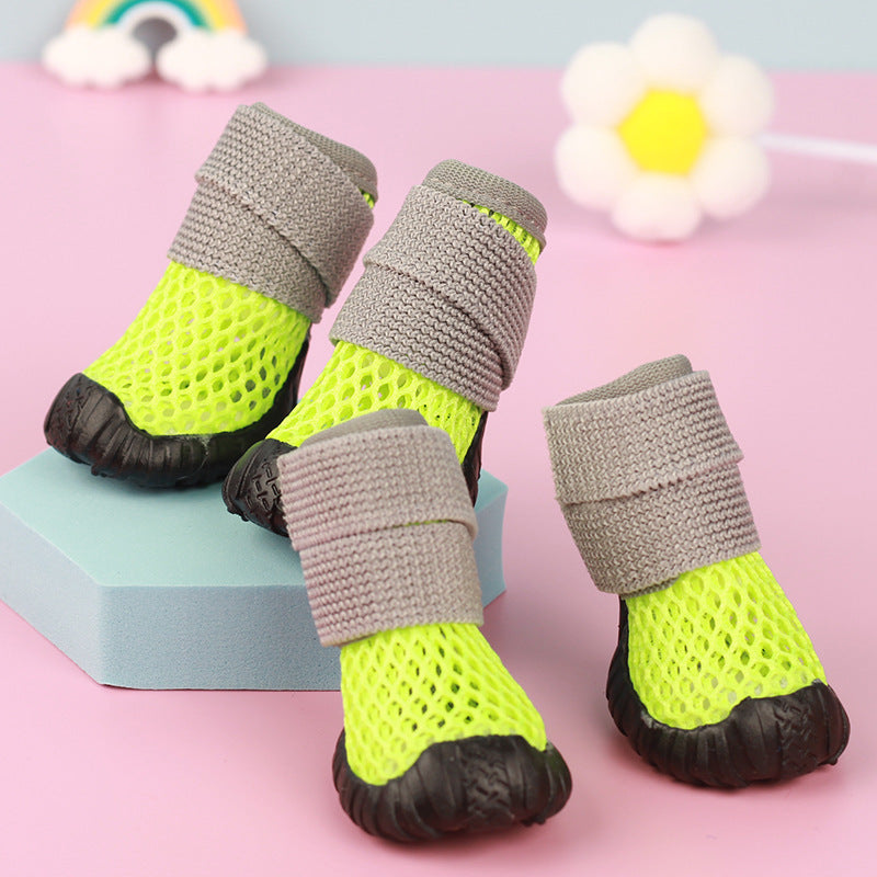 Chaussures anti-dérapantes douces pour chiens, en mesh jaune vif avec semelles en caoutchouc, idéales pour promenades.