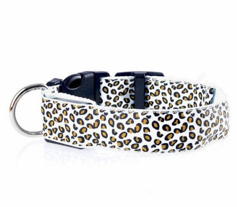 Collier LED ajustable en nylon léopard pour chien, offrant visibilité et sécurité lors des promenades nocturnes.