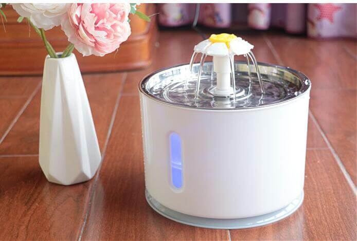 Fontaine à eau automatique pour chiens et chats, design moderne avec décoration florale.