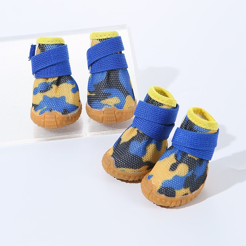 Chaussures pour chiens non-dérapantes camouflées bleu et jaune pour confort et protection.