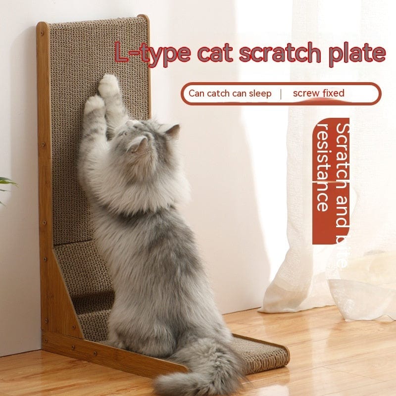 Chat utilisant un griffoir vertical en carton résistant de type L, parfait pour le grattage et le repos.