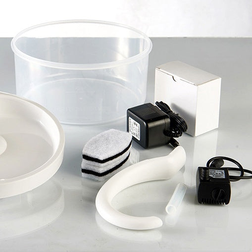 Fontaine à eau automatique pour animaux avec accessoires: réservoir, filtre, pompe et tuyau.