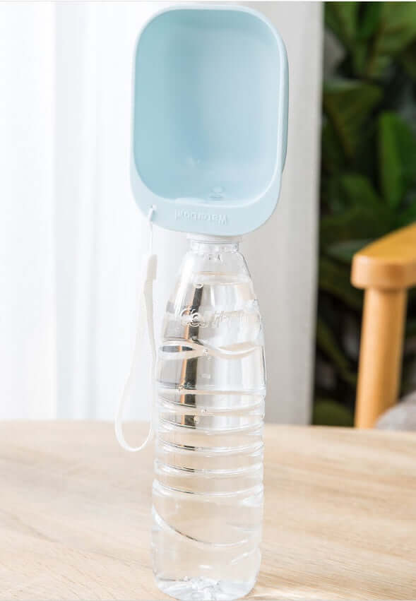 Bouteille d'eau portable Teddy pour animaux avec pichet ergonomique bleu, parfaite pour se désaltérer en extérieur.