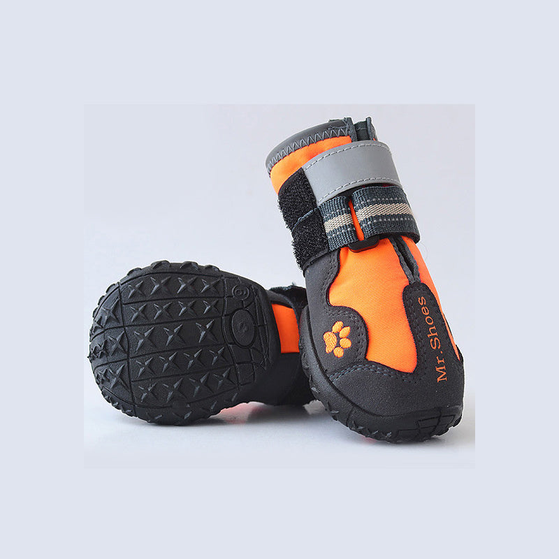 Chaussures imperméables pour chiens en tissu durable, aspect orange et noir, conçues pour le confort et la protection.