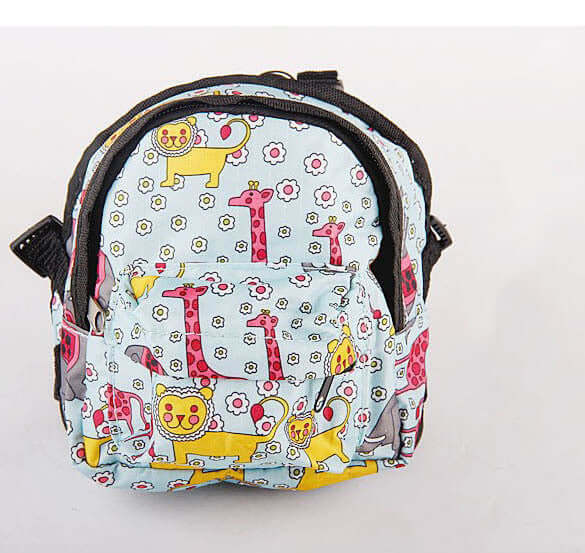 Sac à dos pour enfant avec motifs d'animaux colorés sur fond bleu.