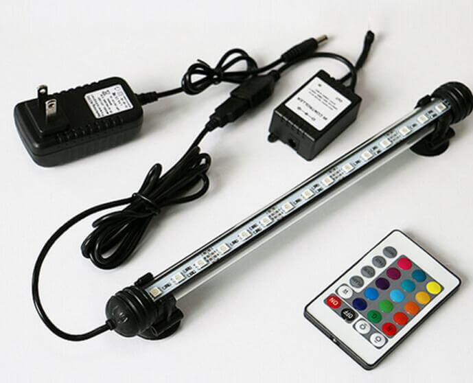 Lampe à eau tricolore pour aquarium avec adaptateur et télécommande, ambiance lumineuse pour poissons.