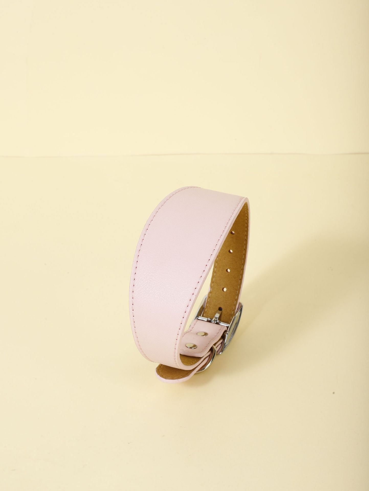 Collier ajustable décontracté pour animaux en microfibre rose, idéal pour le confort des chiens et chats.
