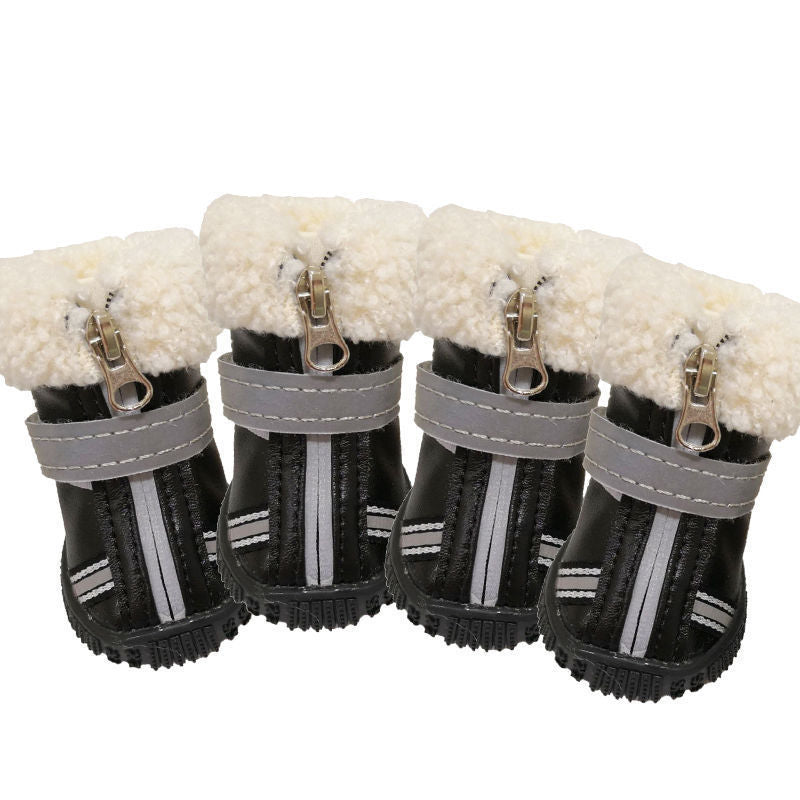 Bottes d'hiver imperméables pour chiens en noir avec doublure en peluche, ensemble de quatre paires.