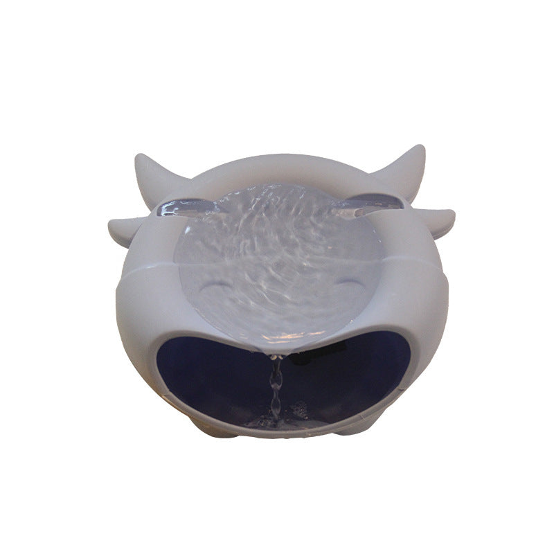 Fontaine à eau automatique pour animaux en forme de tête de chat, coloris bleu et blanc, offrant une eau fraîche.