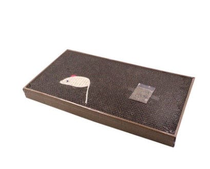 Tapis grattage S Shape pour chat avec motif de souris et sachet de catnip, idéal pour le grattage et le jeu.
