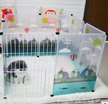 Clôture transparente pour animaux avec design coloré, protégé un animal de compagnie dans un espace sécurisé.