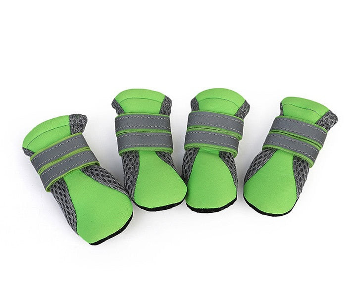 Chaussures de promenade pour chiens, vertes, avec bandes de sécurité et matériaux respirants pour confort et protection.