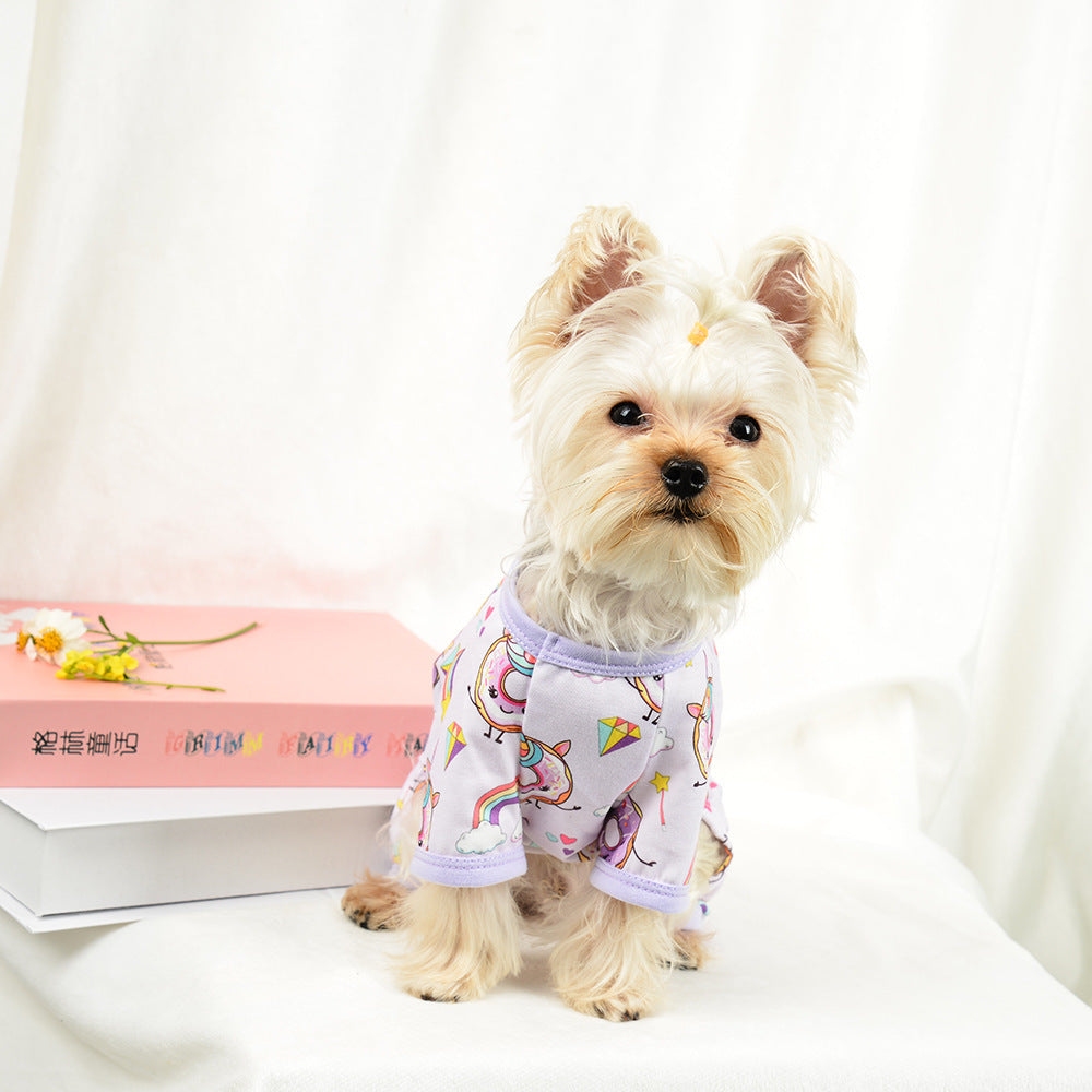 Chien portant un pyjama en coton doux aux motifs colorés, parfait pour toutes les saisons.