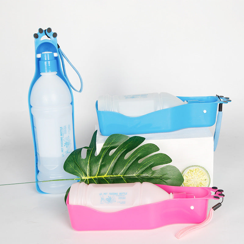 Gourde portable pour animaux de compagnie en bleu et rose, idéale pour l'hydratation facile lors des promenades.