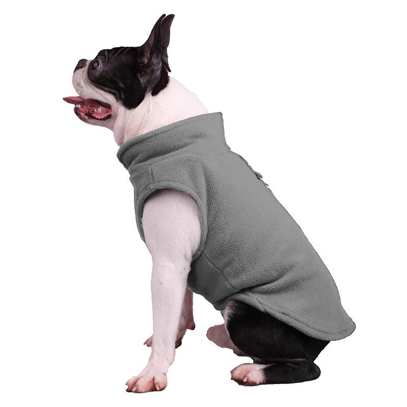 Chien en pull en fleece gris, idéal pour garder votre animal au chaud avec style.