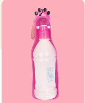Gourde portable pour animaux de compagnie en rose, pratique pour l'hydratation lors des sorties.