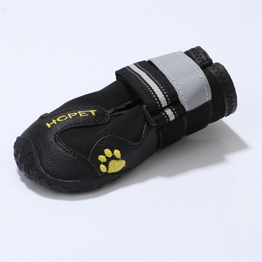 Chaussure imperméable pour chien en tissu noir avec bande réfléchissante et semelle antidérapante.