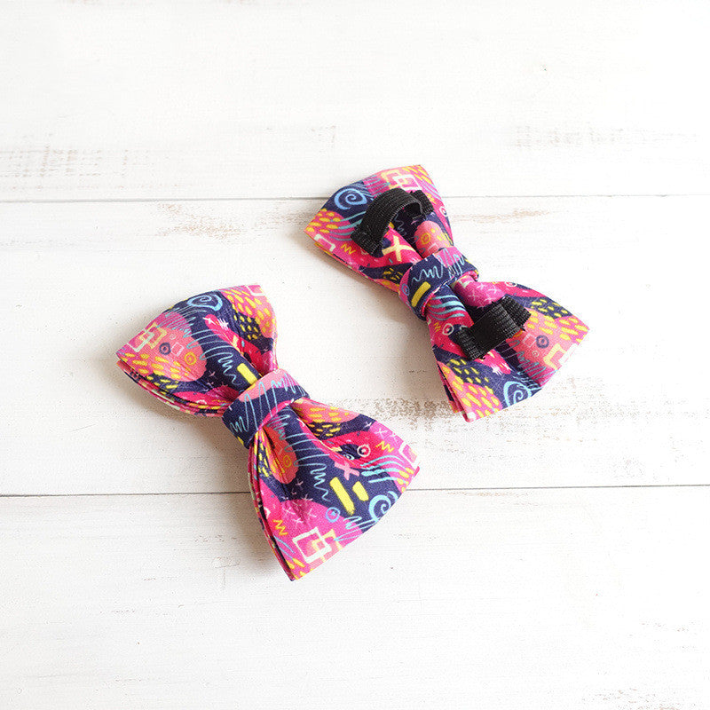 Collier pour chien avec nœud fleuri en graffitis, en polyester, coloré, durable et confortable pour votre animal.
