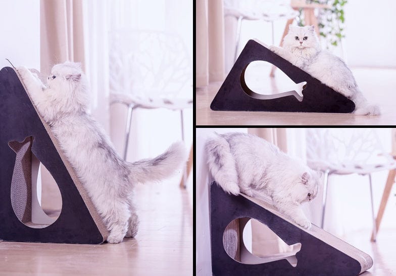 Chat jouant avec une planche à gratter verticale en papier ondulé, design en forme de poisson.