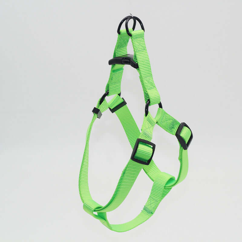 Harnais de poitrine résistant vert en nylon pour animaux, offrant confort et sécurité lors des promenades.