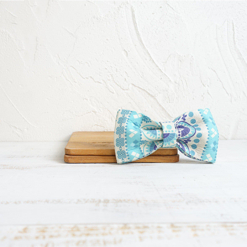Collier nœud papillon pour animaux en polyester bleu national sur une surface en bois.