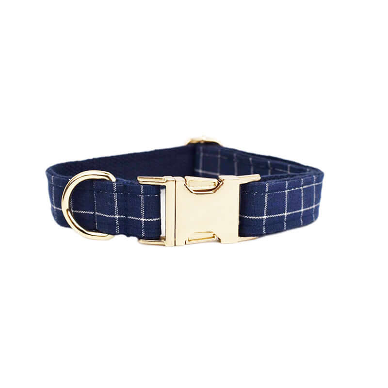 Collier en velours pour chien avec boucle dorée et motif à carreaux, confortable et ajustable.