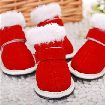 Chaussures pour animaux rouges en coton avec bord en fourrure, idéales pour protéger les pattes des animaux.