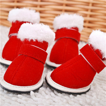 Chaussures en coton rouge pour animaux avec fourrure blanche, idéales pour le confort des pattes en hiver.