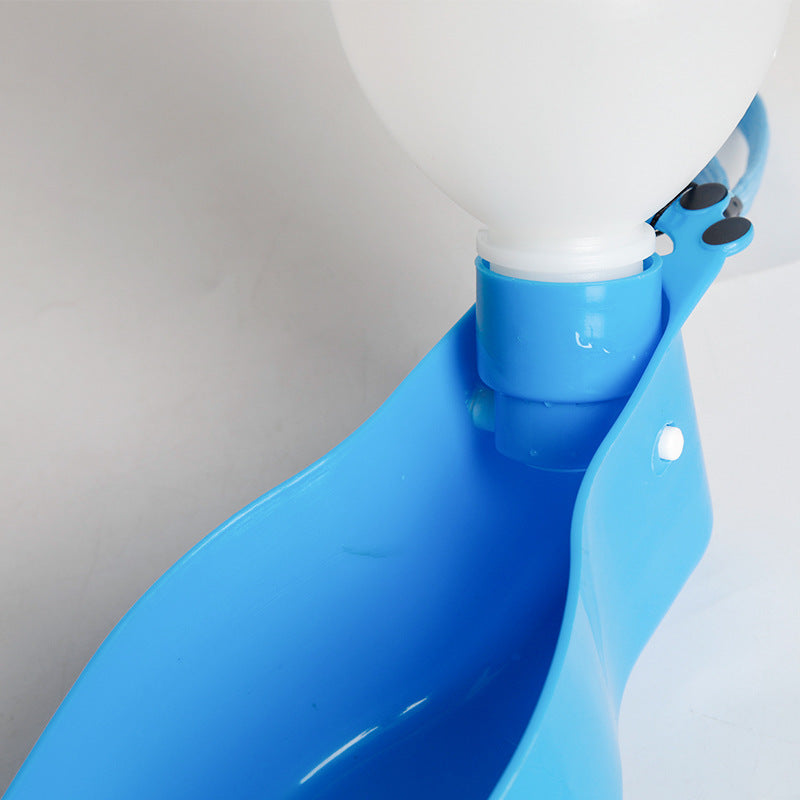 Gourde portable bleue pour animaux de compagnie avec design innovant et bouchon extensible.