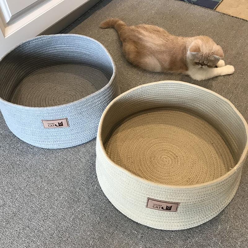 Panier en corde de coton fait main pour chats, doux et respectueux de l'environnement, avec un chat à côté.